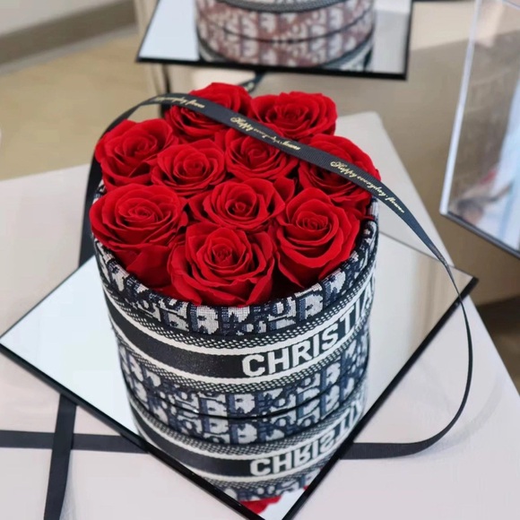 Preserved Flower Roses in an Inspired Round Box - Picture 1 of 3